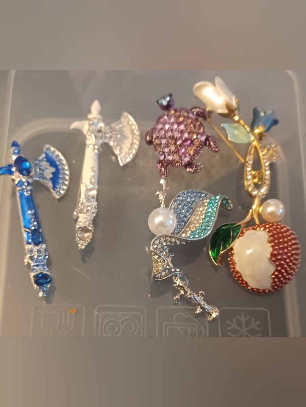 Elegant Pearl and Crystal Leaf Brooch – Blue & Teal